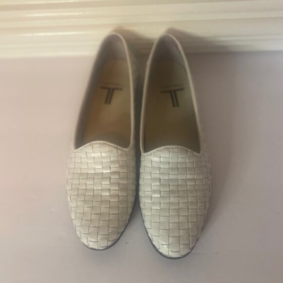 Trotters Women's Liz White Leather Loafer, size 7N - Picture 1 of 6